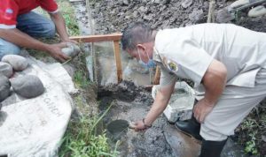 Peletakan-batu-saluran-irigasi