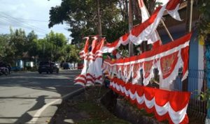 Sejumlah-bendera-yang-dijual-di-ruas-jalan-Kotamobagu-e1629113966328-768x456
