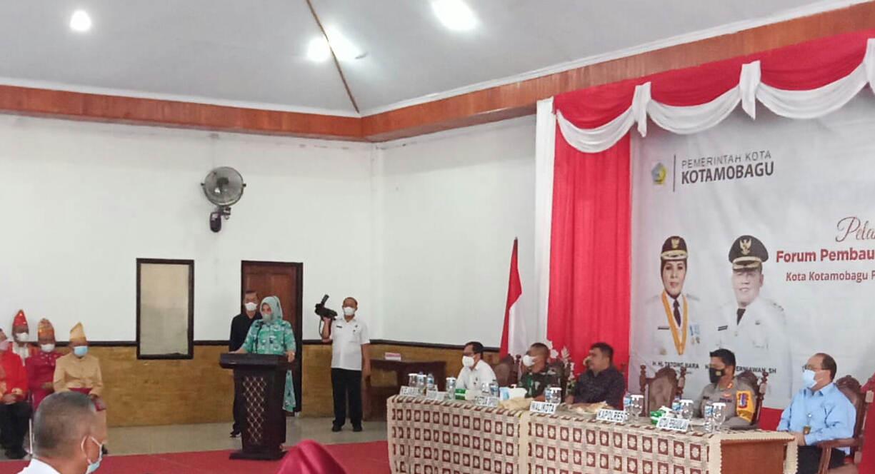 Wali Kota Tatong Bara Lantik Pengurus FPK Kotamobagu Periode 2021-2023