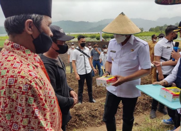 Hadiri Pencanangan Kampung KRA dan Menyerahkan 1000 Sertifikat Tanah, Bupati Sam Sachrul Sampaikan Ini