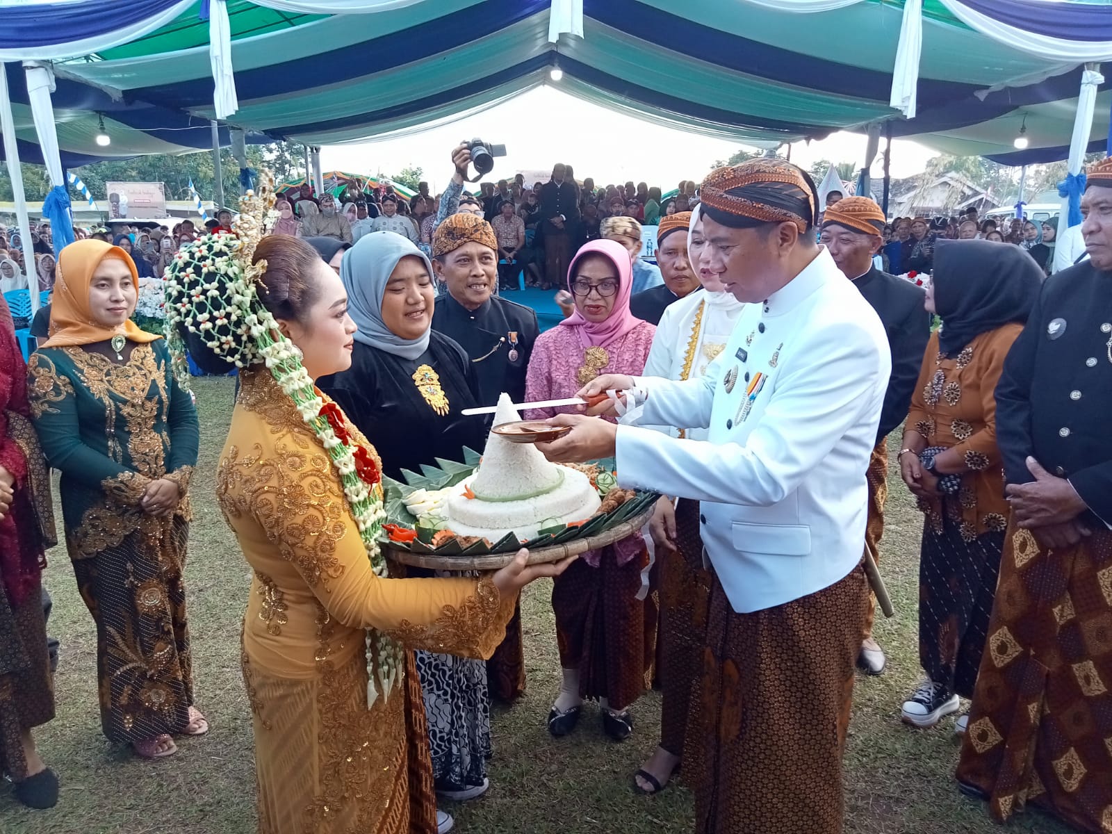 Bersama Ketua TP PKK, Bupati Sachrul Hadiri Festival Budaya Jawa