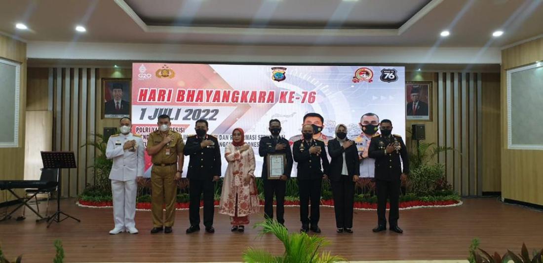 Wali Kota Tatong Bara Terima Penghargaan dari Polda Sulut