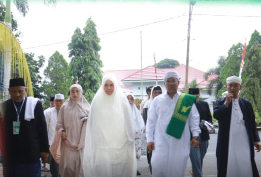 Wali Kota Tatong dan Wakil Wali Kota Nayodo Sholat Idul Adha di Lapangan Boki Hotinimbang