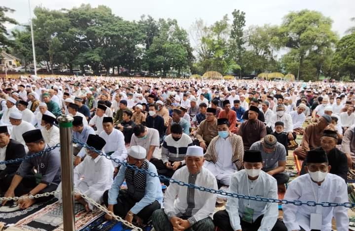 Wali Kota Tatong dan Wakil Wali Kota Nayodo Sholat Idul Adha di Lapangan Boki Hotinimbang