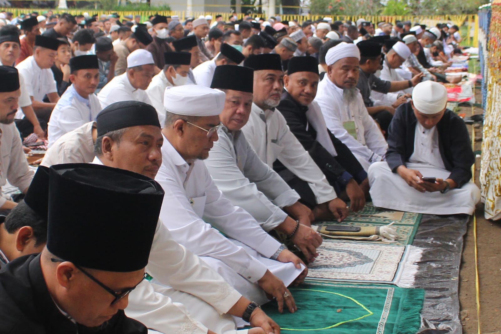 Wali Kota Tatong dan Wakil Wali Kota Nayodo Sholat Idul Adha di Lapangan Boki Hotinimbang