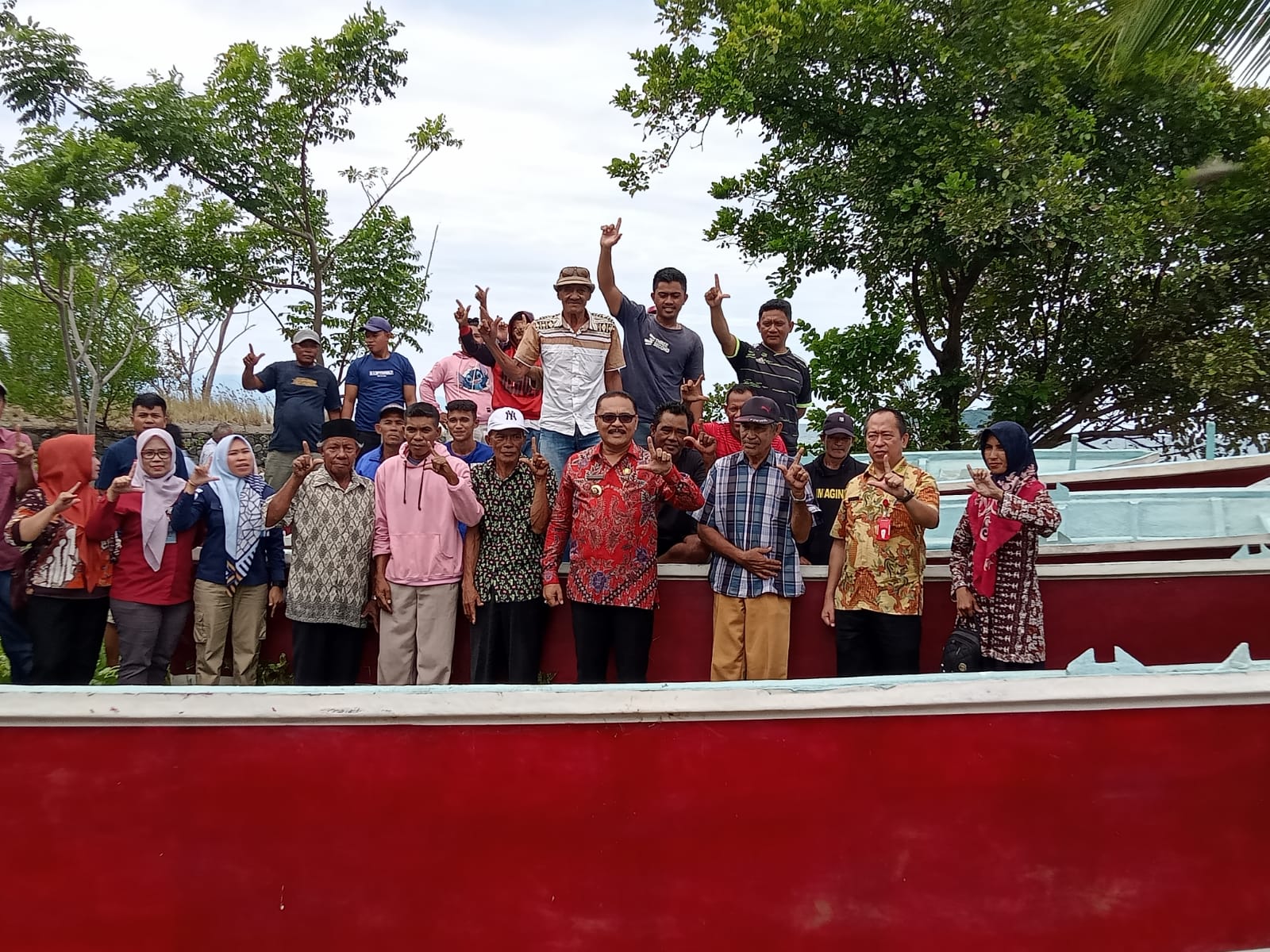Limi Mokodompit Serahkan Paket Bantuan Sarana Perikanan Bagi Koperasi dan Kelompok Nelayan di Bolmong