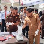 Kepala Kejari Kotamobagu Saptono SH, bersama Walikota Kotamobagu dr. Weny Gaib S.Pm, saat pemusnahan Barang Bukti Narkotika, Senin 15 Desember 2025. (Foto: Zakir)