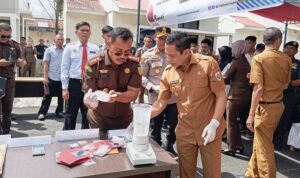 IMG-20251215-WA0025 Kepala Kejari Kotamobagu Saptono SH, bersama Walikota Kotamobagu dr. Weny Gaib S.Pm, saat pemusnahan Barang Bukti Narkotika, Senin 15 Desember 2025. (Foto: Zakir)