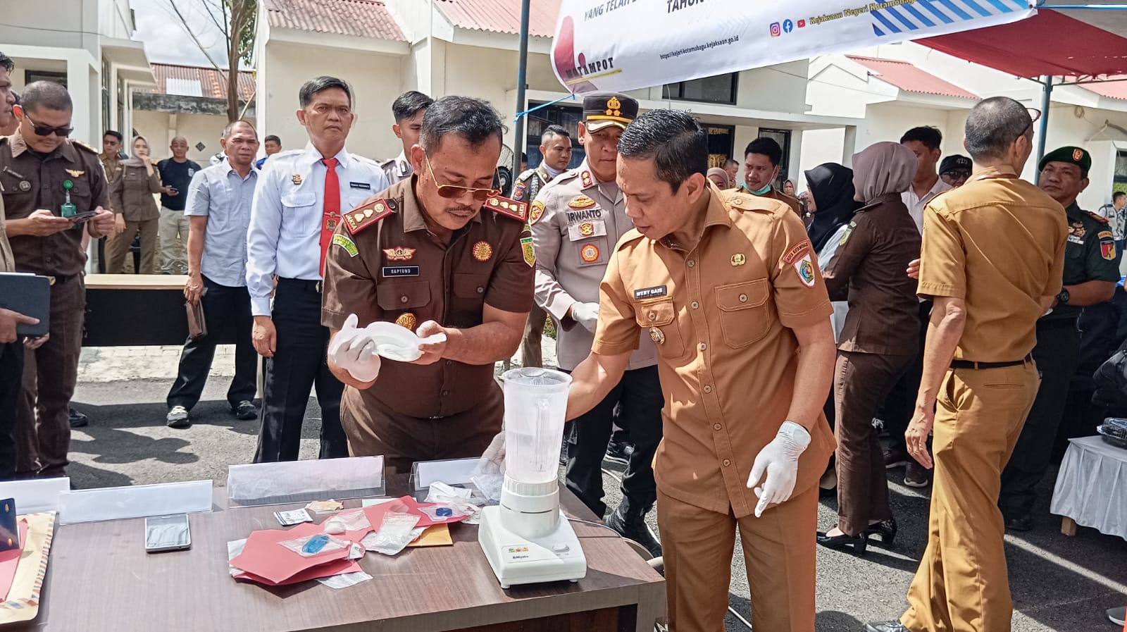 Kepala Kejari Kotamobagu Saptono SH, bersama Walikota Kotamobagu dr. Weny Gaib S.Pm, saat pemusnahan Barang Bukti Narkotika, Senin 15 Desember 2025. (Foto: Zakir)