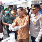 Walikota Kotamobagu dr. Weny Gaib, bersama Forkompinda dalam kegiatan pemusnahan barang bukti Minol dan narkotika, Senin 15 Desember 2025. (Foto: Zakir)