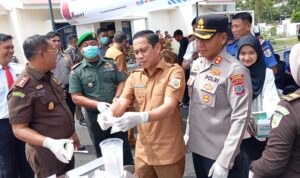 Walikota Kotamobagu dr. Weny Gaib, bersama Forkompinda dalam kegiatan pemusnahan barang bukti Minol dan narkotika, Senin 15 Desember 2025. (Foto: Zakir) Walikota Kotamobagu dr. Weny Gaib, bersama Forkompinda dalam kegiatan pemusnahan barang bukti Minol dan narkotika, Senin 15 Desember 2025. (Foto: Zakir)