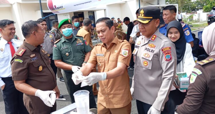Walikota Kotamobagu dr. Weny Gaib, bersama Forkompinda dalam kegiatan pemusnahan barang bukti Minol dan narkotika, Senin 15 Desember 2025. (Foto: Zakir) Walikota Kotamobagu dr. Weny Gaib, bersama Forkompinda dalam kegiatan pemusnahan barang bukti Minol dan narkotika, Senin 15 Desember 2025. (Foto: Zakir)