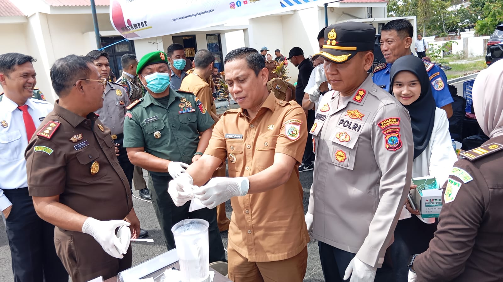 Walikota Kotamobagu dr. Weny Gaib, bersama Forkompinda dalam kegiatan pemusnahan barang bukti Minol dan narkotika, Senin 15 Desember 2025. (Foto: Zakir)