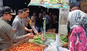 Wali Kota Kotamobagu dan Forkopimda Pantau Harga Bahan Pokok di Pasar 23 Maret(foto: Zakir)